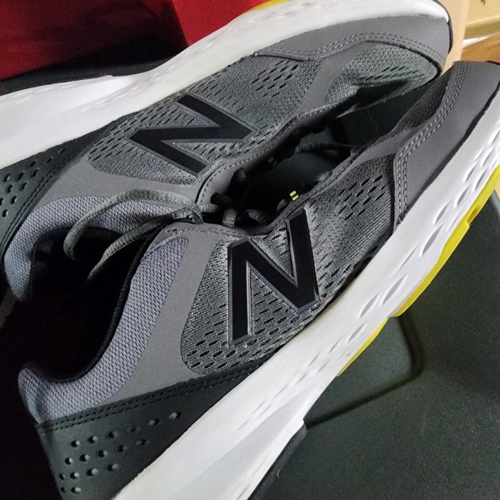 New Balance 517 men size 10 gym running walking shoes